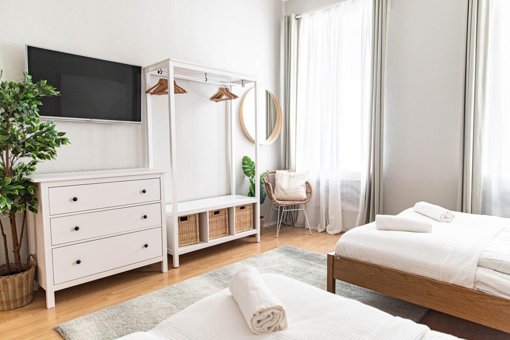 Spacious Apartment, 3 Min To U1 Reumannplatz Appartamento *